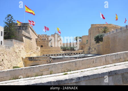 Drapeaux au vent au-dessus des fortifications de Birgu (Vittoriosa), Malte Banque D'Images