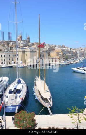 Yachts amarrés dans la région de Birgu (Vittoriosa), Malte Banque D'Images