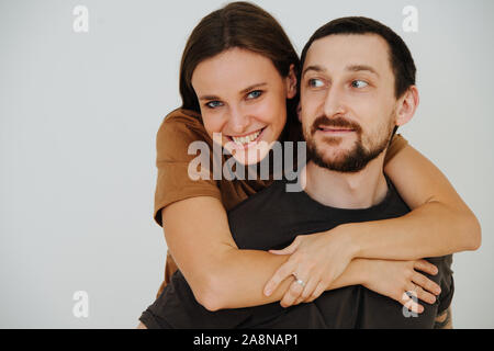 Portrait d'un couple d'âge moyen. Woman riding sur le dos de son homme. Banque D'Images