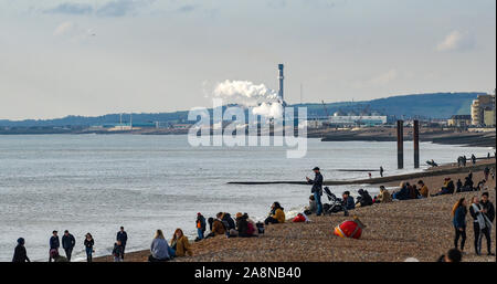 Brighton UK 10 novembre 2019 - Les visiteurs bénéficient d'une belle journée ensoleillée d'automne sur la plage de Brighton, mais plus de temps incertain avec des pluies sont prévues à partir de demain, au Royaume-Uni : Crédit Simon Dack / Alamy Live News Banque D'Images