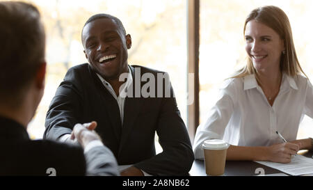 Smiling African American poignée employé collègue à réunion d'affaires Banque D'Images