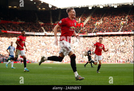 McTominay Scott Manchester United célèbre après le Brighton and Hove Albion's Davy Propper (pas sur la photo) un but lors de la Premier League match à Old Trafford, Manchester. Banque D'Images