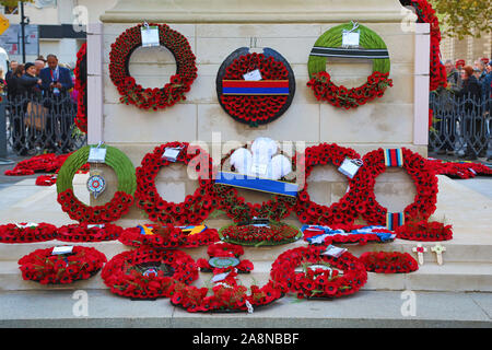 Londres, Royaume-Uni. 10 novembre 2019. Des couronnes de coquelicots autour du cénotaphe sur Dimanche du souvenir, Whitehall, Londres Crédit : Paul Brown/Alamy Live News Banque D'Images