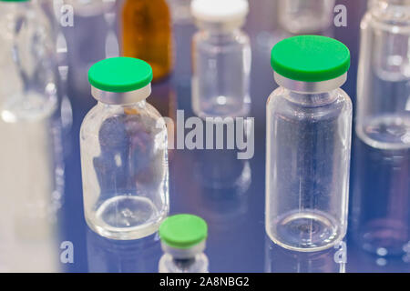 Bouteilles en verre vide médical à présenter à l'exposition pharmaceutique Banque D'Images