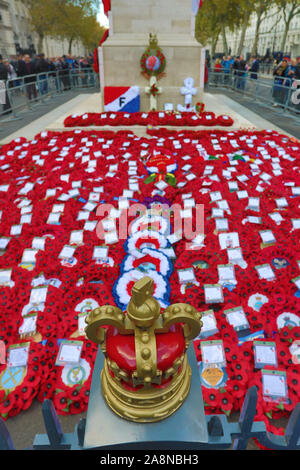 Londres, Royaume-Uni. 10 novembre 2019. Des couronnes de coquelicots autour du cénotaphe sur Dimanche du souvenir, Whitehall, Londres Crédit : Paul Brown/Alamy Live News Banque D'Images