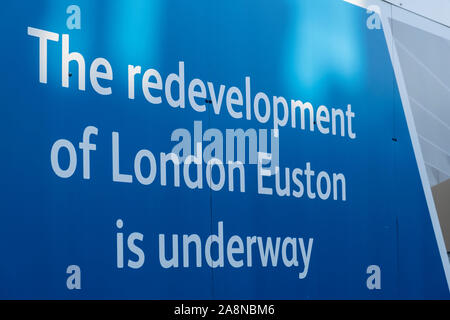 La gare de Euston Londres signe réaménagement extérieur de station, Londres, Angleterre, Royaume-Uni Banque D'Images