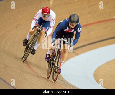 Katy Marchant (GBR) et Madalyn Godby (USA) qui se font concurrence en chaleur 3 de la Sprint femmes 1/8 de finale lors de la troisième journée de la Coupe du Monde de Cyclisme sur Piste UCI au vélodrome Sir Chris Hoy, Glasgow. Banque D'Images