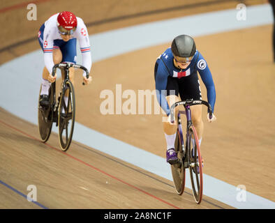 Katy Marchant (GBR) et Madalyn Godby (USA) qui se font concurrence en chaleur 3 de la Sprint femmes 1/8 de finale lors de la troisième journée de la Coupe du Monde de Cyclisme sur Piste UCI au vélodrome Sir Chris Hoy, Glasgow. Banque D'Images