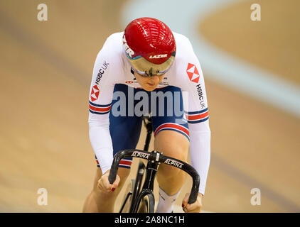 Katy Marchant (GBR) en concurrence en chaleur 3 de la Sprint femmes 1/8 de finale lors de la troisième journée de la Coupe du Monde de Cyclisme sur Piste UCI au vélodrome Sir Chris Hoy, Glasgow. Banque D'Images