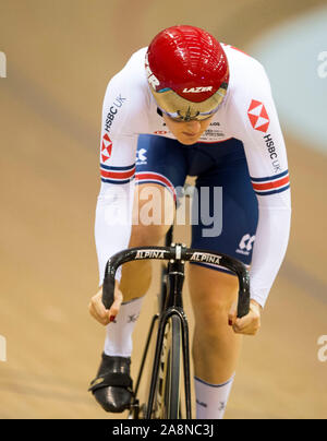 Katy Marchant (GBR) en concurrence en chaleur 3 de la Sprint femmes 1/8 de finale lors de la troisième journée de la Coupe du Monde de Cyclisme sur Piste UCI au vélodrome Sir Chris Hoy, Glasgow. Banque D'Images