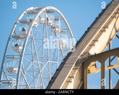 Grande Roue et Kossuth à Structure d'acier du pont libre à Győr, Hongrie Banque D'Images