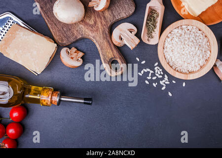 Risotto aux champignons Ingrédients sur le tableau noir, l'arrière-plan Vue de dessus Banque D'Images