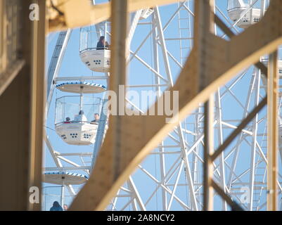 Grande Roue et Kossuth à Structure d'acier du pont libre à Győr, Hongrie Banque D'Images