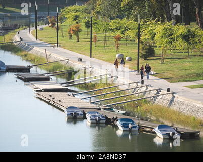 Les gens qui marchent sur la promenade Riverside à Mosoni Danube sur une journée ensoleillée d'automne à Győr, Hongrie Banque D'Images
