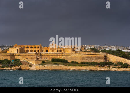 Fort Manoel sur l'île Manoel de Gzira, Malte, ciel d'orage au-dessus de la ville du 18ème siècle construit par l'Ordre de Saint John. Banque D'Images