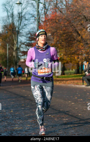 Glasgow, Ecosse, Royaume-Uni. 10 novembre, 2019. Un coureur participant à MoRunning qui est une série de 1,5 km, 5km et 10km de pistes ayant lieu à 24 endroits à travers le Royaume-Uni et l'Irlande au cours du mois de novembre de l'aide de la Fondation Movember qui amassent des fonds pour la santé des hommes. Cette année, elle célèbre son 10e anniversaire et a recueilli plus de 1 000 000 €. Ces événements soulèvent des fonds pour les plus gros problèmes de santé rencontrés par les hommes qui sont le cancer de la prostate, cancer du testicule, de la santé mentale et le suicide. Credit : Skully/Alamy Live News Banque D'Images