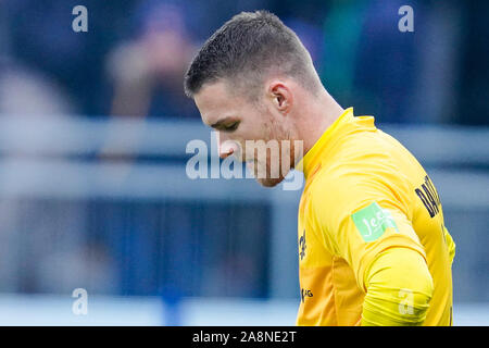 Darmstadt, Allemagne. 10 Nov, 2019. Soccer : 2ème Bundesliga, SV Darmstadt 98 - SSV Jahn Regensburg, 13e journée, dans le stade de Merck à Böllenfalltor. Darmstadts gardien Marcel Schuhen réagit. Credit : Uwe Anspach/DPA - NOTE IMPORTANTE : en conformité avec les exigences de la DFL Deutsche Fußball Liga ou la DFB Deutscher Fußball-Bund, il est interdit d'utiliser ou avoir utilisé des photographies prises dans le stade et/ou la correspondance dans la séquence sous forme d'images et/ou vidéo-comme des séquences de photos./dpa/Alamy Live News Banque D'Images