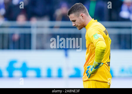 Darmstadt, Allemagne. 10 Nov, 2019. Soccer : 2ème Bundesliga, SV Darmstadt 98 - SSV Jahn Regensburg, 13e journée, dans le stade de Merck à Böllenfalltor. Darmstadts gardien Marcel Schuhen réagit. Credit : Uwe Anspach/DPA - NOTE IMPORTANTE : en conformité avec les exigences de la DFL Deutsche Fußball Liga ou la DFB Deutscher Fußball-Bund, il est interdit d'utiliser ou avoir utilisé des photographies prises dans le stade et/ou la correspondance dans la séquence sous forme d'images et/ou vidéo-comme des séquences de photos./dpa/Alamy Live News Banque D'Images