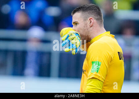 Darmstadt, Allemagne. 10 Nov, 2019. Soccer : 2ème Bundesliga, SV Darmstadt 98 - SSV Jahn Regensburg, 13e journée, dans le stade de Merck à Böllenfalltor. Darmstadts gardien Marcel chaussures gesticulait. Credit : Uwe Anspach/DPA - NOTE IMPORTANTE : en conformité avec les exigences de la DFL Deutsche Fußball Liga ou la DFB Deutscher Fußball-Bund, il est interdit d'utiliser ou avoir utilisé des photographies prises dans le stade et/ou la correspondance dans la séquence sous forme d'images et/ou vidéo-comme des séquences de photos./dpa/Alamy Live News Banque D'Images