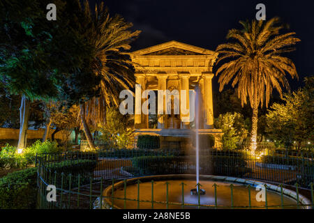 Jardins Barrakka inférieur dans la nuit à La Valette, Malte, ville jardin avec fontaine et monument à Sir Alexander Ball à partir de 1810. Banque D'Images