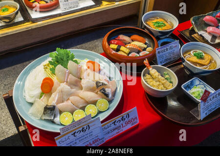 Osaka, Japon - Octobre 27th, 2019 : des modèles d'aliments en plastique affichés à l'extérieur du restaurant. Banque D'Images