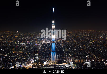 Vue aérienne de Tokyo Skytree et paysage japonais à Tokyo ville la nuit. Le Japon Tourisme, Monument, paysage urbain concept voyager destination Banque D'Images