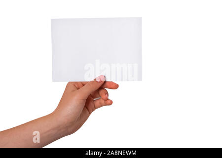 Woman's hand holding blank carte papier, isolé sur fond blanc Banque D'Images