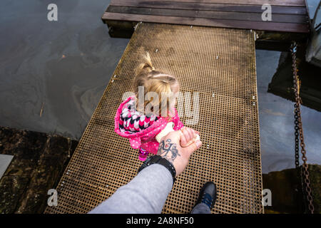 Une jolie petite fille bénéficie d'une journée au lac Rudyard avec son père, le père à Leek Staffordshire, sur la frontière de Derbyshire Peak District par le Banque D'Images