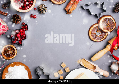 Mise à plat de Noël avec les produits et ingrédients pour faire des biscuits ou d'épices. Banque D'Images