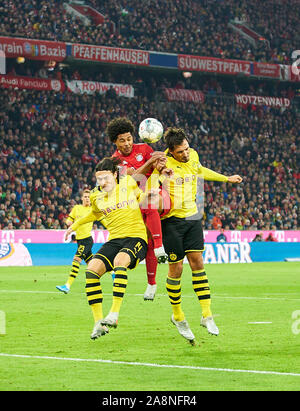 Munich, Allemagne. 09Th Nov, 2019. FC Bayern Munich - Football Dortmund, Munich le 9 novembre 2019. Serge GNABRY, FCB 22 concurrence pour la balle, s'attaquer, duel, l'en-tête, zweikampf, action, lutte contre Mats HUMMELS, BVB 15 Nico SCHULZ, BVB 14 FC BAYERN MUNICH - Borussia Dortmund 4-0 - DFL RÈGLEMENT INTERDIT TOUTE UTILISATION DES PHOTOGRAPHIES comme des séquences d'images et/ou quasi-vidéo - 1. Crédit : Peter Schatz/Alamy Live News Banque D'Images