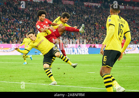 Munich, Allemagne. 09Th Nov, 2019. FC Bayern Munich - Football Dortmund, Munich le 9 novembre 2019. Serge GNABRY, FCB 22 concurrence pour la balle, s'attaquer, duel, l'en-tête, zweikampf, action, lutte contre Mats HUMMELS, BVB 15 Nico SCHULZ, BVB 14 FC BAYERN MUNICH - Borussia Dortmund 4-0 - DFL RÈGLEMENT INTERDIT TOUTE UTILISATION DES PHOTOGRAPHIES comme des séquences d'images et/ou quasi-vidéo - 1. Crédit : Peter Schatz/Alamy Live News Banque D'Images