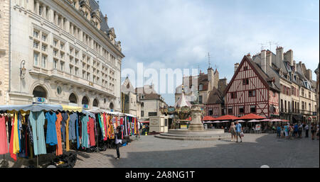 Dijon, Bourgogne / France - 27 août 2019 : Jour de marché sur la place François rude dans la vieille ville historique de Dijon Banque D'Images