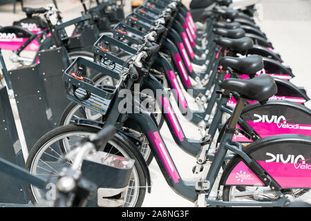 Dijon, Bourgogne / France - 27 août 2019 Ville : location de vélo gare aux touristes et visiteurs de la ville de Dijon en Bourgogne Banque D'Images