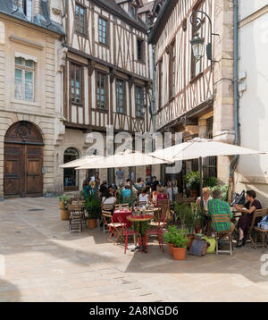 Dijon, Bourgogne / France - 27 août 2019 : français pittoresque café en plein air dans la vieille ville historique de Dijon avec maisons à pans de derrière Banque D'Images