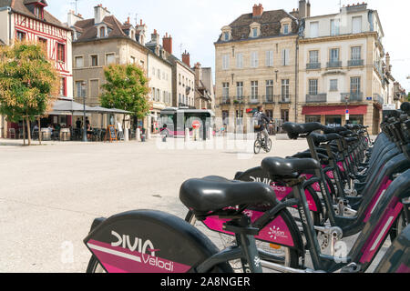 Dijon, Bourgogne / France - 27 août 2019 Ville : location de vélo gare aux touristes et visiteurs de la ville de Dijon en Bourgogne Banque D'Images