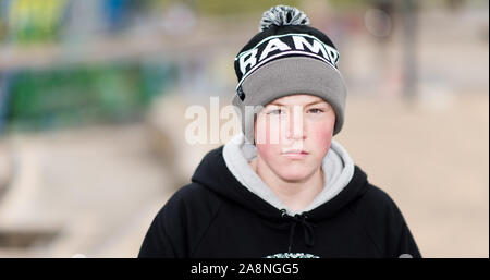 Un jeune rider BMX pose pour quelques photos au Plaza skatepark de Hanley, Stoke on Trent, sports extrêmes et de l'exercice Banque D'Images