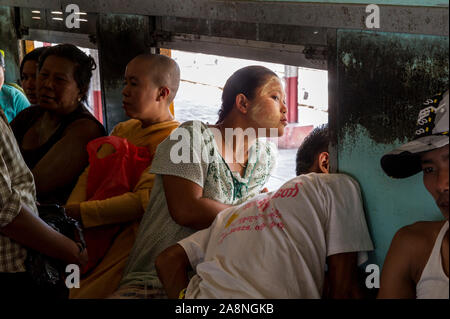 Passagers sur le chemin de fer circulaire de Yangon à Yangon, Myanmar, Birmanie Banque D'Images