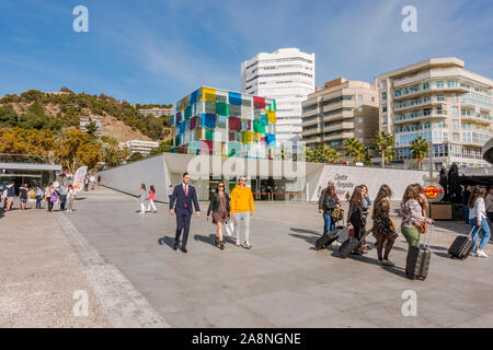 Malaga Centre Pompidou, le Centre Pompidou, le cube, Pop up, musée à Muelle uno, port de Malaga, Andalousie, espagne. Banque D'Images