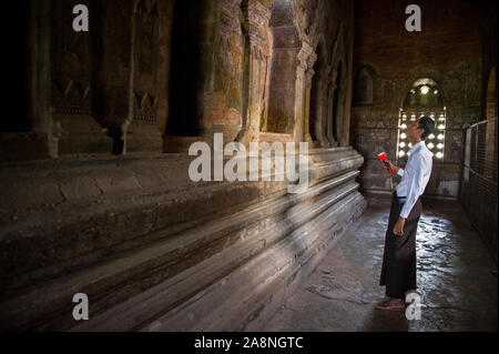 Au Temple De Nanpaya Tourguide à Bagan Myanmar Birmanie Banque D'Images