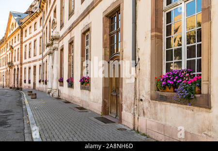 Strasbourg, Bas-Rhin / France - 10 août 2019 : vieilles maisons en pierre dans le centre-ville historique de Strasbourg Banque D'Images