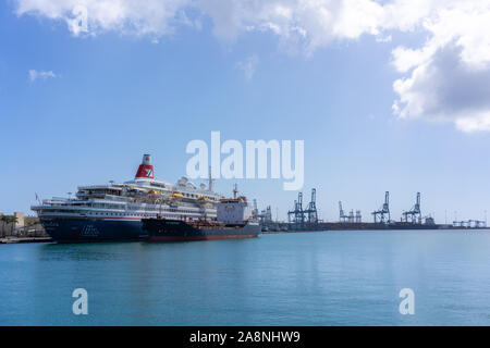 Las Palmas Oct 11, 2019 : Le Boudicca amarrés dans le Port de La Luz, le port de Las Palmas de Gran Canaria dans une manœuvre de ravitaillement avec l'huile d'Petroport Banque D'Images