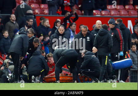 McTominay Scott Manchester United reçoit un traitement pour une blessure avant d'être stretchered off au cours de la Premier League match à Old Trafford, Manchester. Banque D'Images