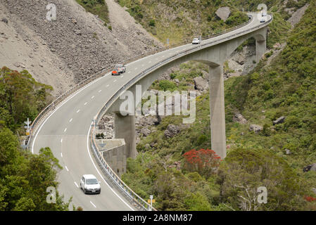 Le Viaduc Otira transporte le trafic en toute sécurité au moyen d'un glissement important dans les Alpes du Sud près de Arthus Pass, Westland, Nouvelle-Zélande Banque D'Images