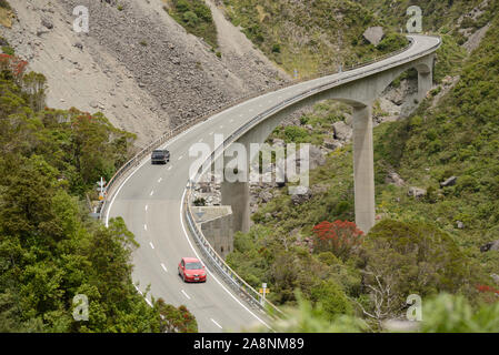 Le Viaduc Otira transporte le trafic en toute sécurité au moyen d'un glissement important dans les Alpes du Sud près de Arthus Pass, Westland, Nouvelle-Zélande Banque D'Images