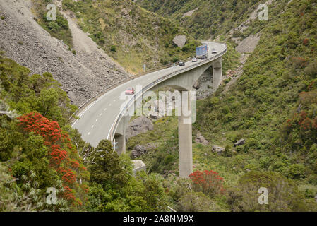 Le Viaduc Otira transporte le trafic en toute sécurité au moyen d'un glissement important dans les Alpes du Sud près de Arthus Pass, Westland, Nouvelle-Zélande Banque D'Images