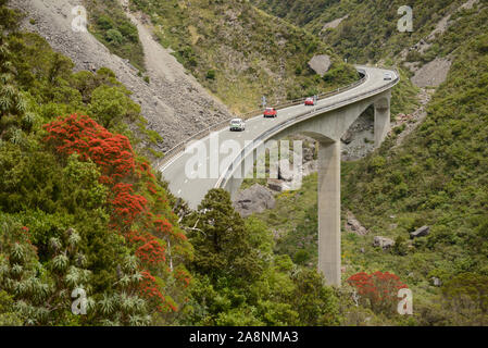 Le Viaduc Otira transporte le trafic en toute sécurité au moyen d'un glissement important dans les Alpes du Sud près de Arthus Pass, Westland, Nouvelle-Zélande Banque D'Images