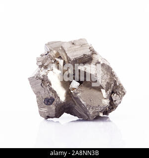 Cristaux de pyrite sur fond blanc Banque D'Images