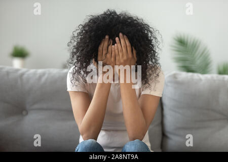 Malheureux African American Woman holding la tête dans les mains, pleurant Banque D'Images