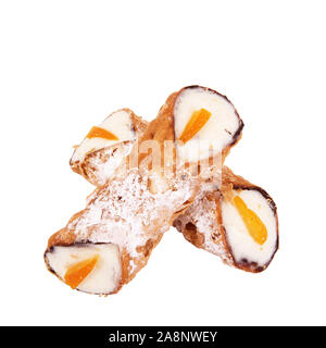 Cannoli siciliens sur fond blanc Banque D'Images