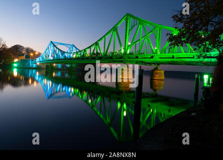 Berlin, Allemagne. 10 Nov, 2019. Le Pont de Glienicke est éclairé peu après le coucher du soleil à l'occasion du 30e anniversaire de la chute du mur. Avec un événement festif dans la Nikolaikirche et une commémoration de la Glienicker Bridge, le parlement de l'état et de gouvernement de l'état de commémorer l'ouverture de la frontière entre Potsdam et Berlin il y a 30 ans. Credit : Monika Skolimowska/dpa-Zentralbild/dpa/Alamy Live News Banque D'Images